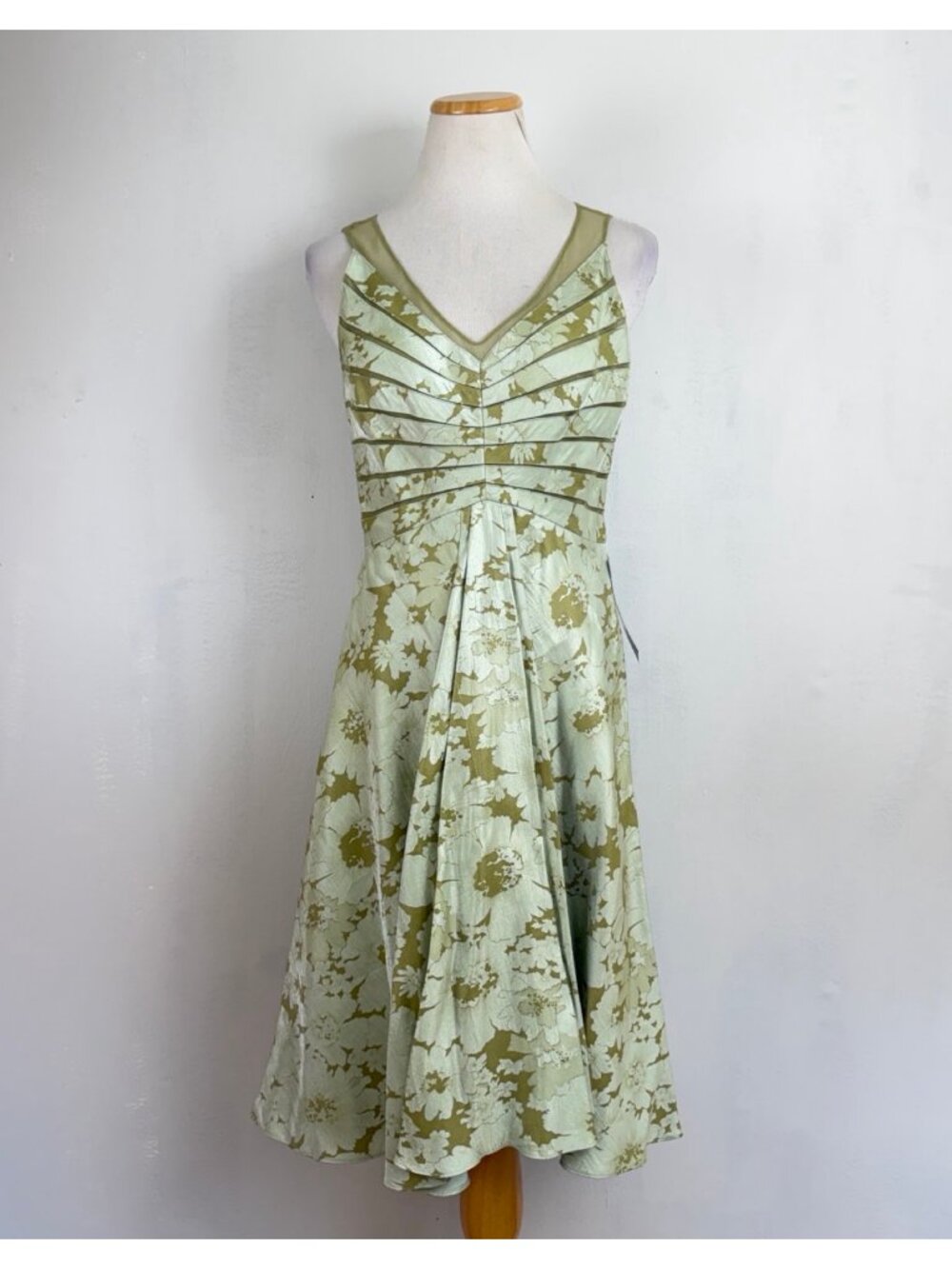 Adrianna Papell Dress Size 8 NWT Shiny Green Floral Print A-Line Mesh Details